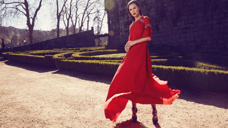 foto de un vestido rojo con modelo