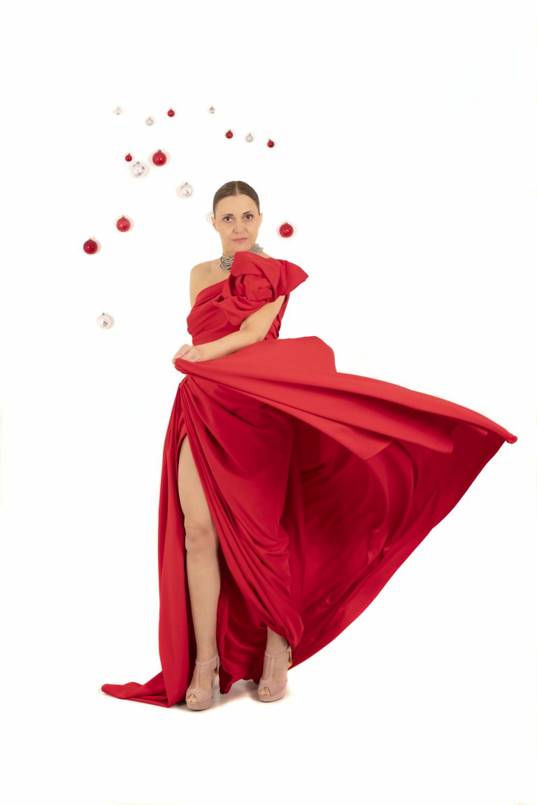 Vestido largo rojo de alfombra roja para saber qué es el moulage o patronaje sobre maniquí