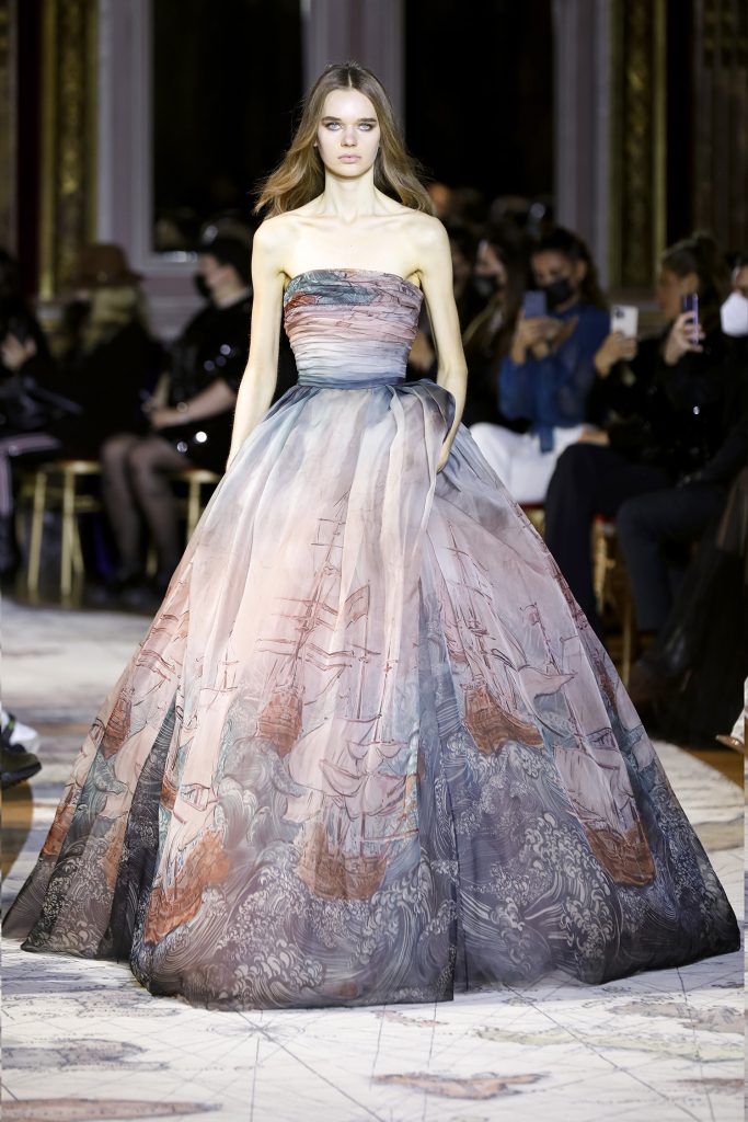 Vestido de Zuhair Murad largo de palabra de honor en post de tipos de escotes